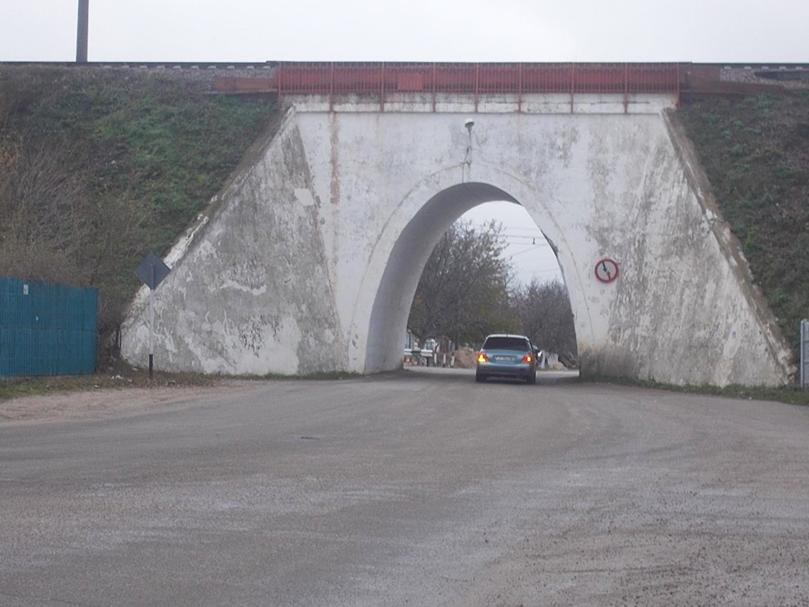 Арка в селе Парканы